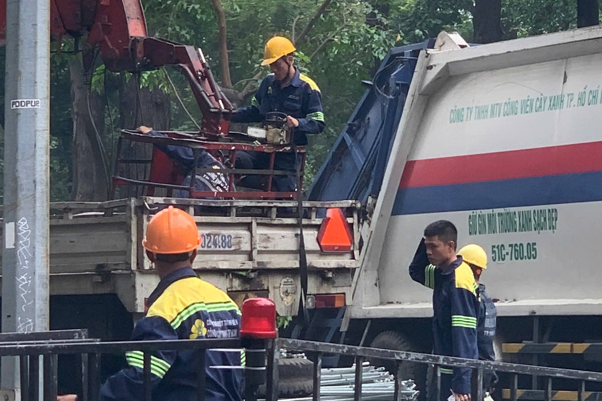 Những người công nhân làm việc trong thời tiết nắng gắt giữa trời Sài Gòn. 