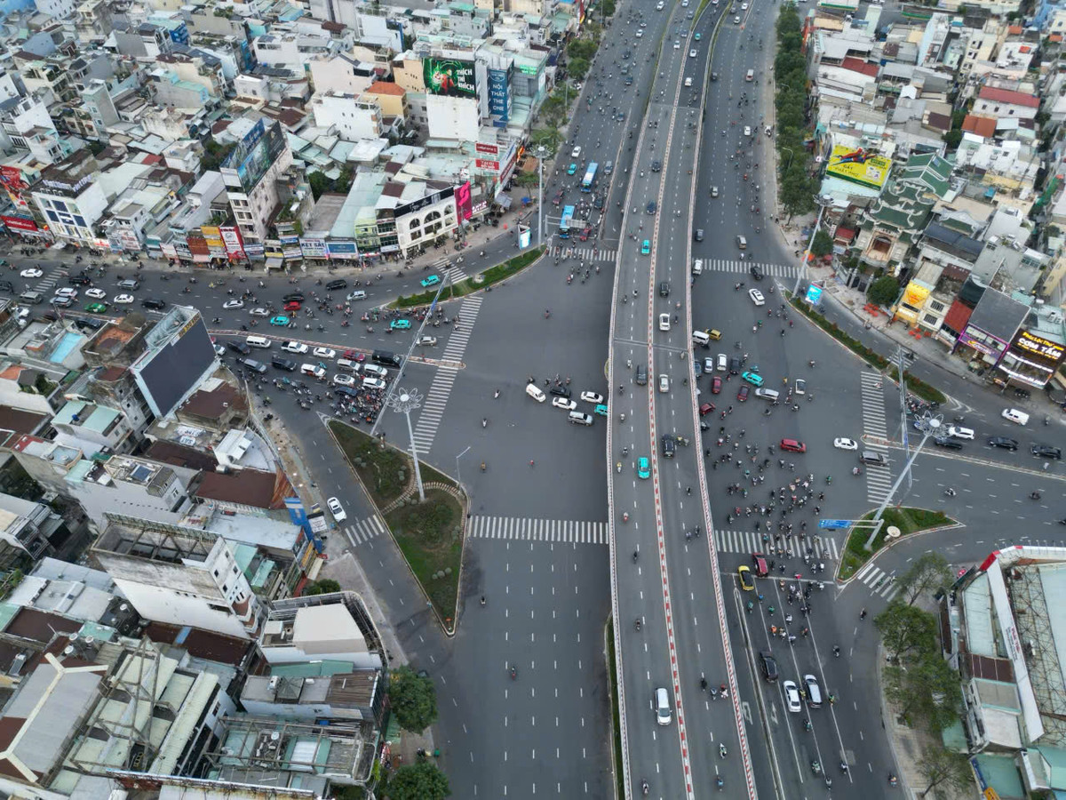 TP HCM phân luồng giao thông phục vụ tổng duyệt kỷ niệm 30/4 TP HCM phan luong giao thong phuc vu tong duyet ky niem 30/4