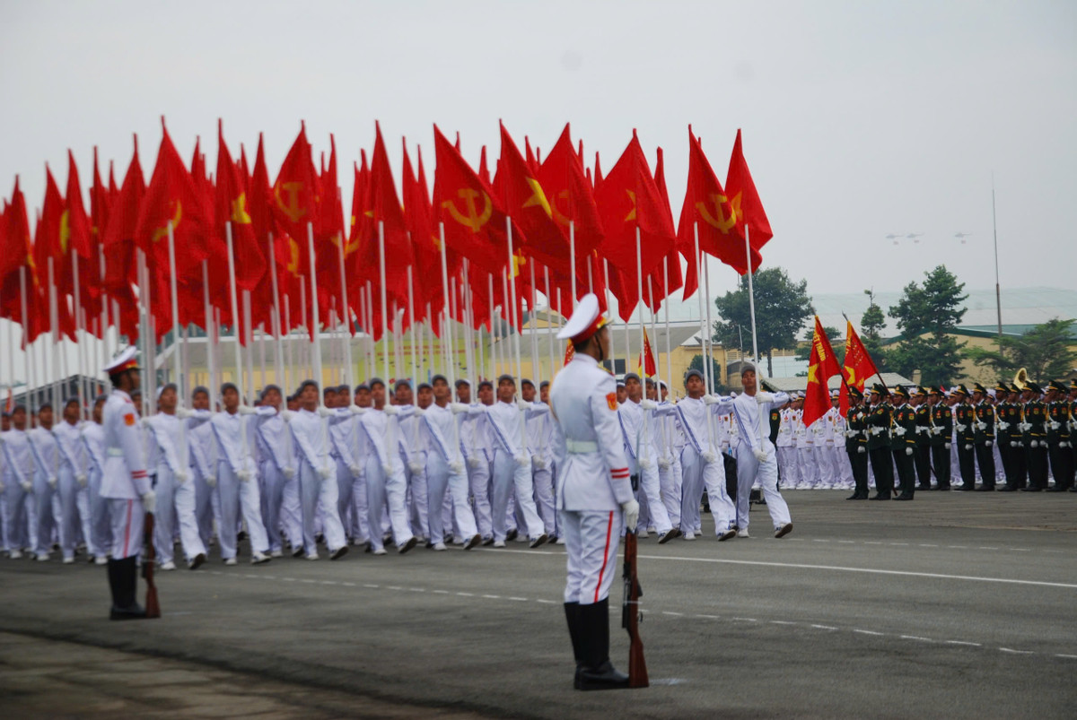 Khối Quốc kỳ và cờ Đảng, biểu tượng thiêng liêng của độc lập, tự do và con đường cách mạng Việt Nam. Đây là buổi tổng hợp luyện cuối cùng của các lực lượng tại Trung đoàn Không quân 935 trước khi hội quân hợp luyện trên đường Lê Duẩn (quận 1, TPHCM) vào tối ngày 18/4.