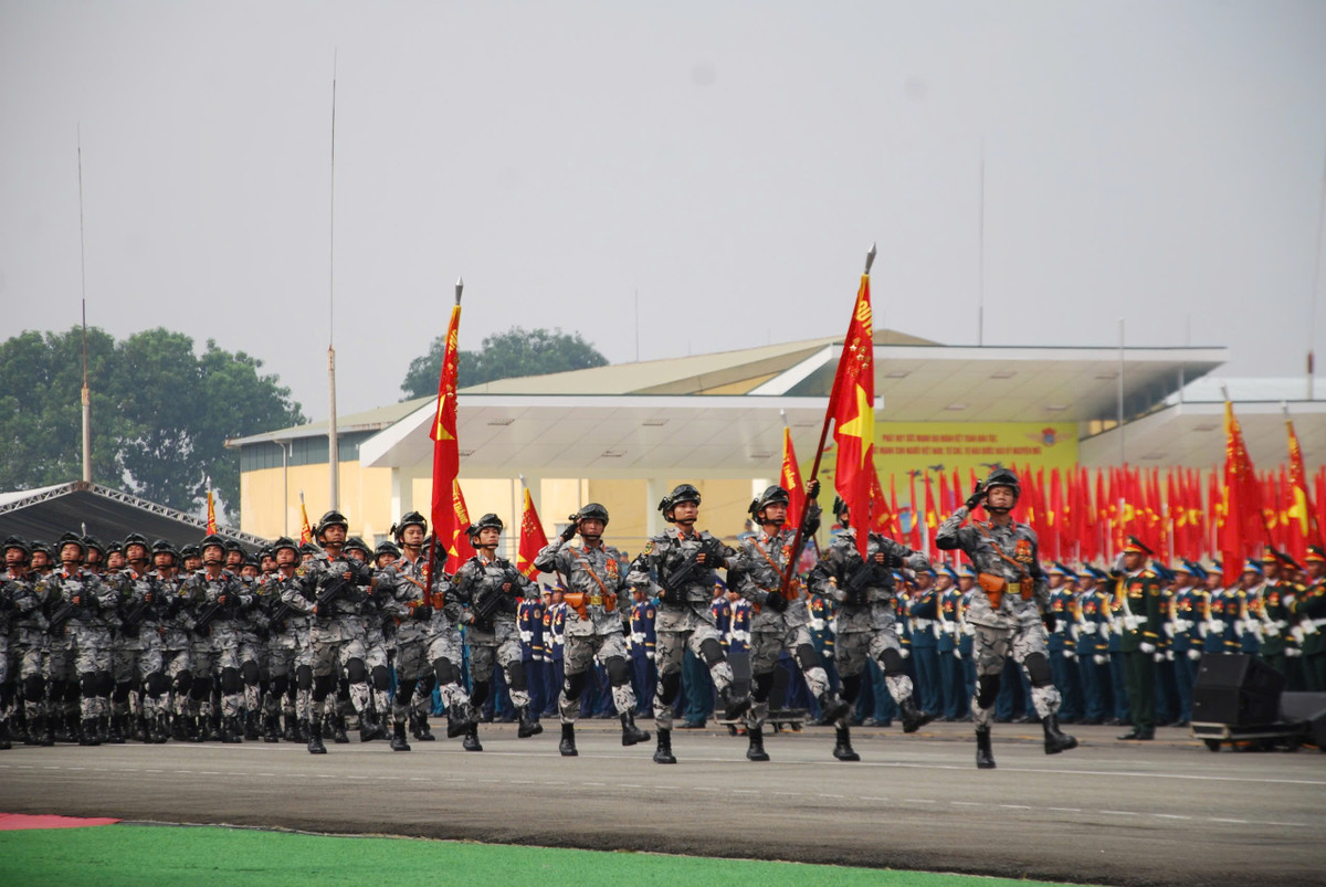 Khối chiến sĩ Đặc nhiệm đổ bộ đường không. Đội hình diễu binh không chỉ là biểu tượng của sức mạnh quân sự mà còn là minh chứng cho bản lĩnh và ý chí kiên cường của lực lượng vũ trang Việt Nam.