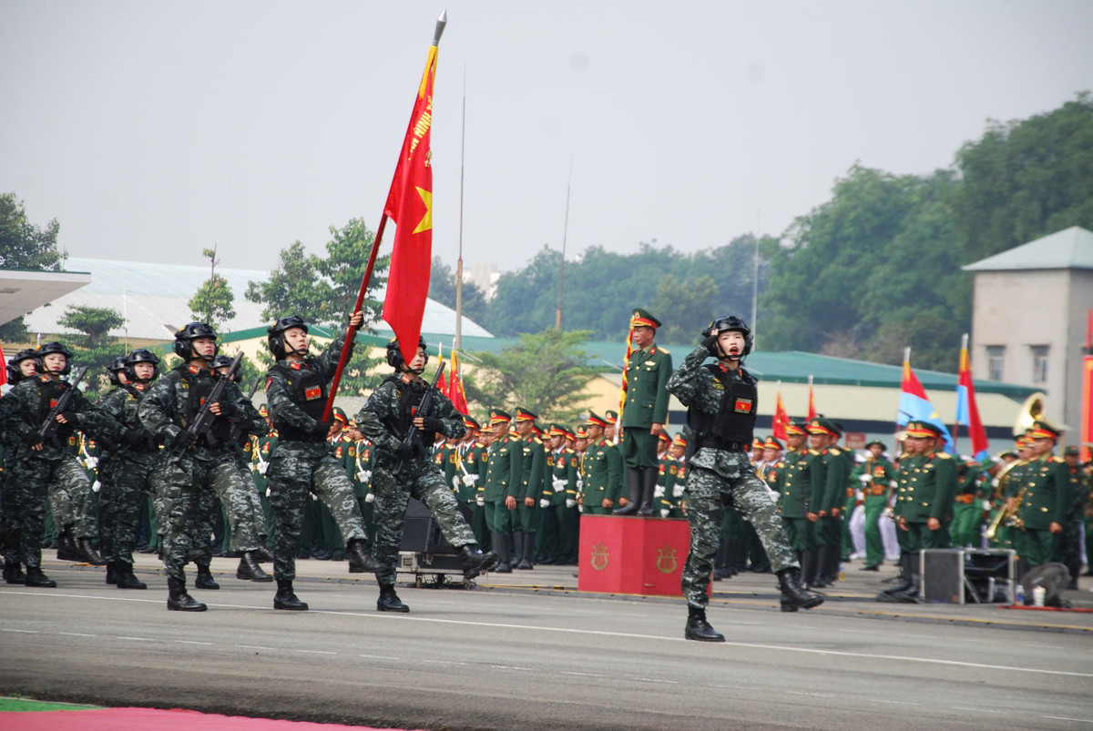 Khối nữ Cảnh sát Đặc nhiệm. Theo kế hoạch, 6h30 sáng 30/4, đoàn diễu binh xuất phát ở giao lộ Lê Duẩn - Nguyễn Bỉnh Khiêm tiến đến Hội trường Thống Nhất sau đó qua nhiều đường ở quận 1 để người dân thưởng thức.