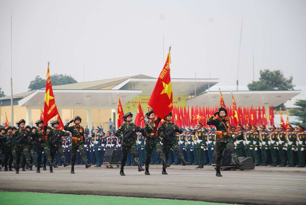 Khối nữ chiến sĩ Biệt động oai phong, bước đều mạnh mẽ, thể hiện khí chất kiên cường của những người phụ nữ từng tham gia chiến đấu.