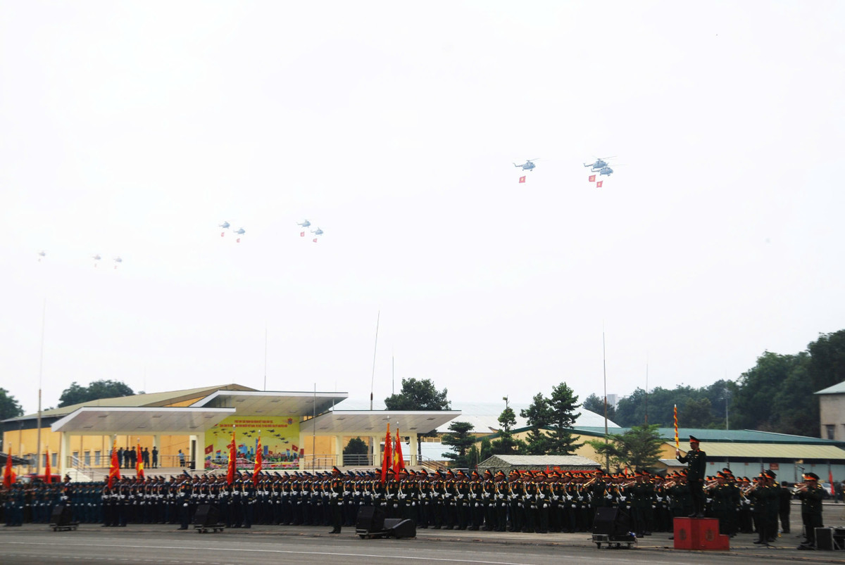 Mở đầu đội hình diễu binh là lực lượng Không quân Nhân dân Việt Nam, với đội hình trực thăng và tiêm kích bay qua lễ đài, mang theo Quốc kỳ và cờ Đảng tung bay trên bầu trời Tổ quốc.