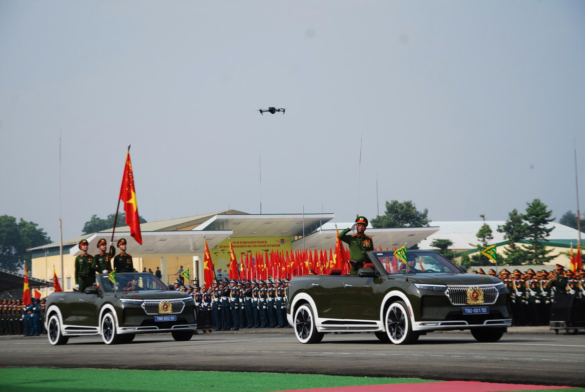 Xe chỉ huy Lực lượng Công an Nhân dân. Theo báo cáo của UBND TP.HCM, Lễ kỷ niệm 50 năm thống nhất đất nước có 48 khối diễu binh, diễu hành, với khoảng 13.000 người tham gia. Trong đó, phần diễu binh gồm 36 khối của lực lượng vũ trang, công an do Bộ Quốc phòng và Bộ Công an thực hiện. Phần diễu hành kế tiếp do TP.HCM đảm nhiệm gồm 12 khối.