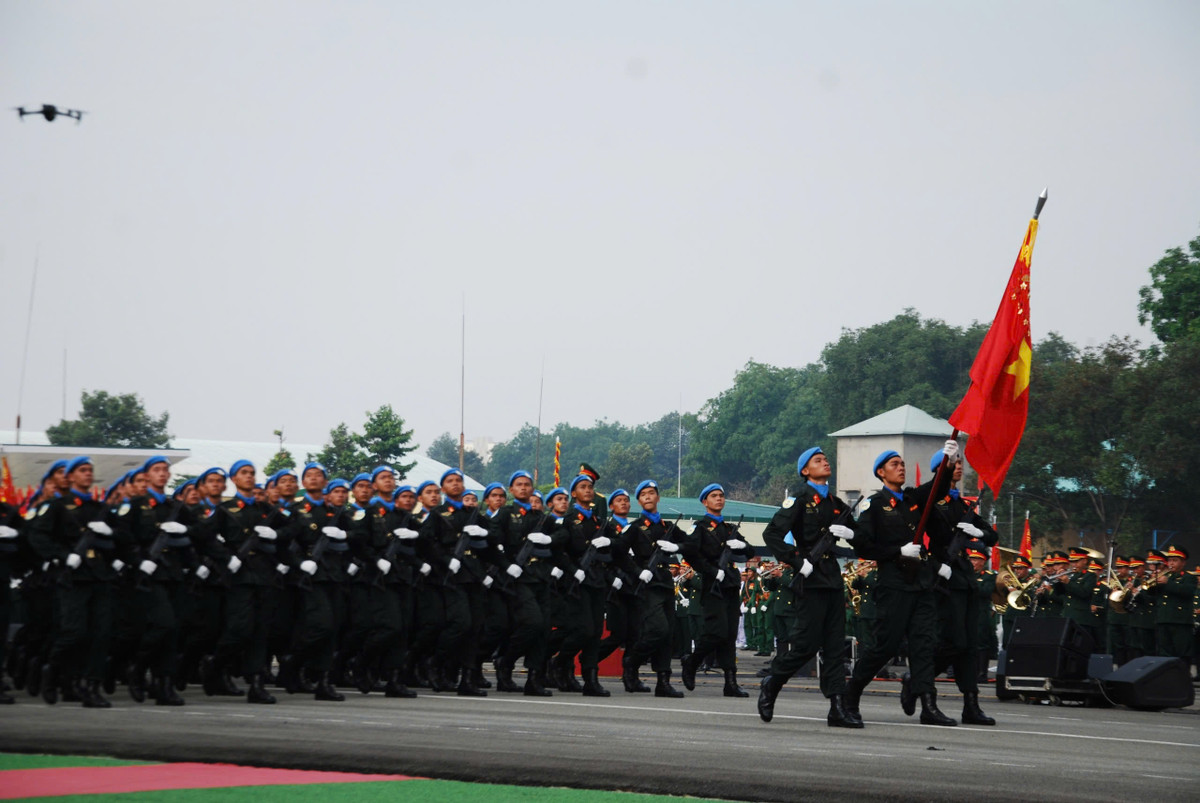 Khối Nam sĩ quan Cảnh sát tham gia lực lượng gìn giữ hòa bình Liên Hợp Quốc, bước đều với tác phong quốc tế, thể hiện hình ảnh người chiến sĩ công an Việt Nam vì sứ mệnh hòa bình.