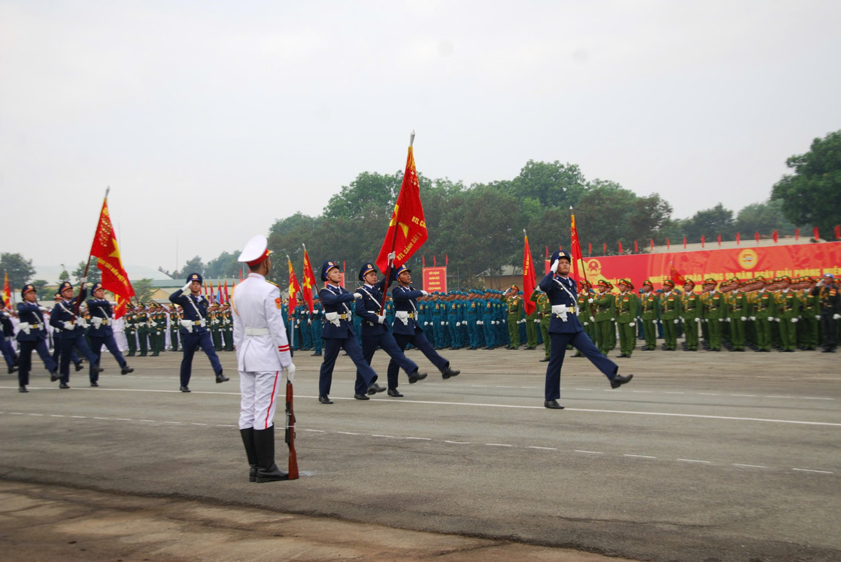 Sĩ quan Cảnh sát biển Việt Nam, với trang phục chỉnh tề và khí thế mạnh mẽ, thể hiện tinh thần bảo vệ chủ quyền biển đảo của Tổ quốc.