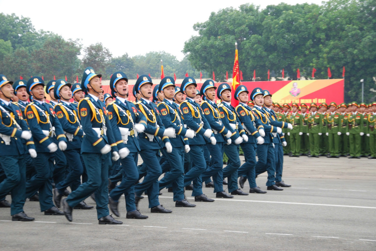 Cùng với các máy bay tham gia bay trình diễn, Quân chủng Phòng không – Không quân tham gia diễu binh, diễu hành với một khối đi và một khối đứng.