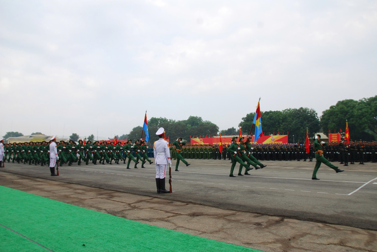 Khối chiến sĩ giải phóng. Chương trình diễu binh, diễu hành kỷ niệm 50 năm Ngày giải phóng miền Nam, thống nhất đất nước sẽ diễn ra tại đường Lê Duẩn, Quận 1, với sự tham gia của khoảng 13.000 người.