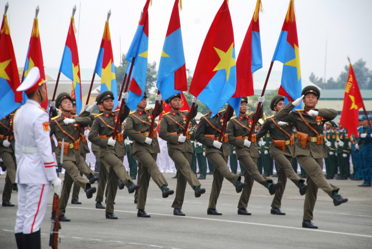 Các khối đại diện cho 5 cánh quân lịch sử, tượng trưng cho khí thế thần tốc trong Chiến dịch Hồ Chí Minh toàn thắng. Sự phối hợp nhịp nhàng giữa 5 cánh quân cùng lực lượng vũ trang và quần chúng cách mạng đã tạo nên một thế trận áp đảo, thực hiện thành công mệnh lệnh lịch sử.