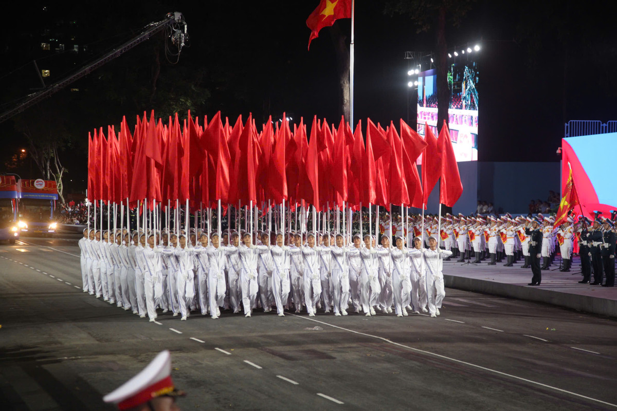 Tối 25/4, tại TP.HCM, buổi sơ duyệt diễu binh, diễu hành chào mừng 50 năm ngày giải phóng miền Nam, thống nhất đất nước đã diễn ra với sự tham gia của các lực lượng vũ trang, trong đó có lực lượng Công an nhân dân Việt Nam.