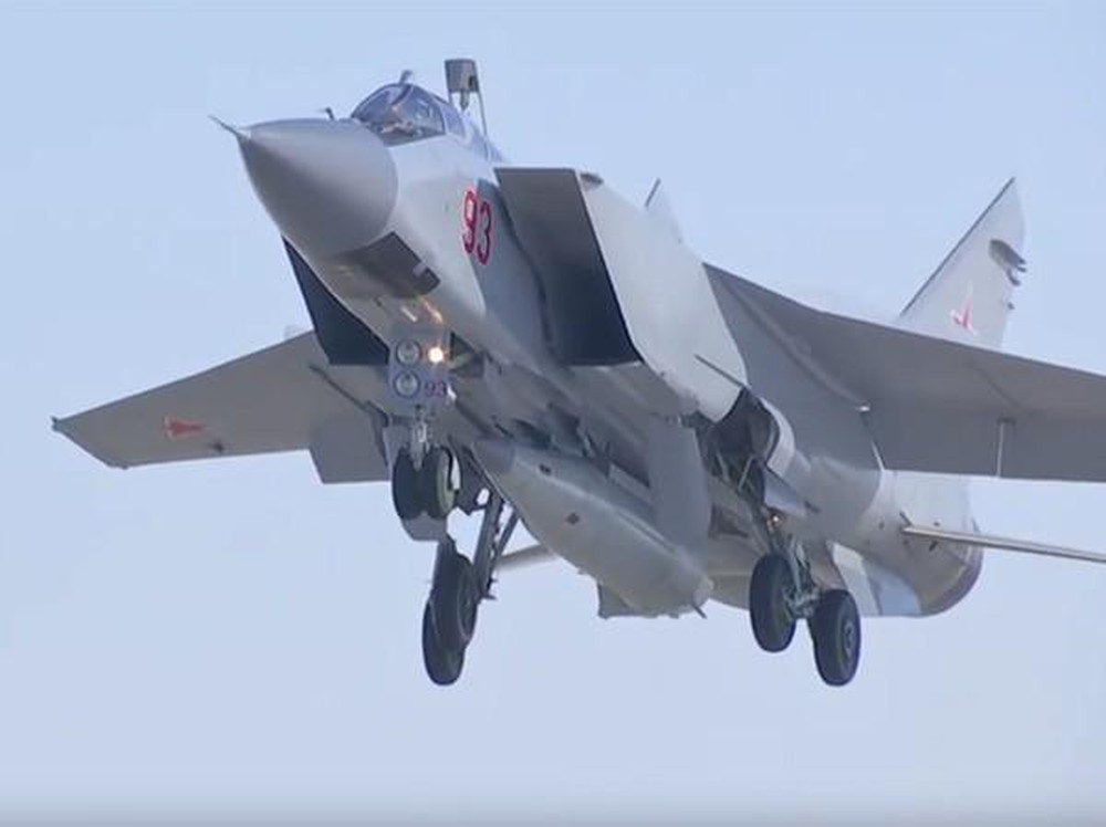 Trang Avia cho biết, lý do dẫn đến nhận định trên nằm ở một sai sót nghiêm trọng của các nhà phát triển Nga, khiến Kh-47M2 Kinzhal dễ dàng bị đánh chặn bởi bất kỳ hệ thống phòng thủ tên lửa nào có tầm bắn lớn hơn 70 km.