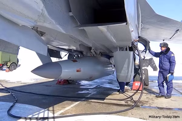 Phương tiện mang phóng tên lửa Kh-47M2 Kinzhal là tiêm kích đánh chặn tầm xa MiG-31K, máy bay đã được gia cố khung thân để chịu được tải trọng rất lớn của quả đạn.