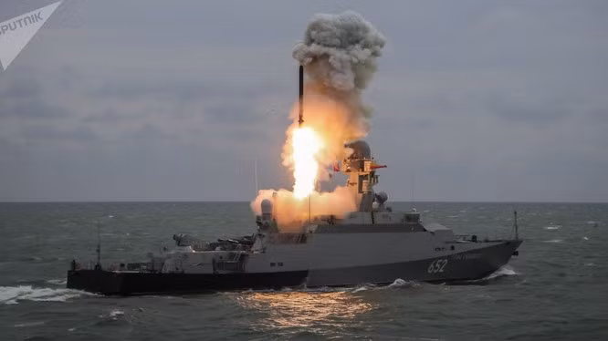 Và đây có thể là lý do khiến Nga chưa khởi đóng tàu sân bay mới để dồn tiền cho một chiến lược phát triển hợp lý hơn. Nhận định này được đưa ra sau khi nguồn tin trong ngành công nghiệp quốc phòng Nga tiết lộ rằng, giá thành thiết kế và đóng một tàu sân bay mới của Nga được đánh giá vào khoảng 4,7–6,3 tỷ USD.