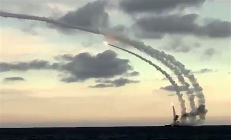 Tên lửa hành trình Kalibr có thể triển khai từ đa dạng các nền tảng mang phóng bao gồm tàu mặt nước, tàu ngầm, được bắn đi từ ống phóng thẳng đứng UKSK hoặc bệ phóng nghiêng, ngoài ra nó còn triển khai được từ container ngụy trang.