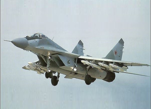 R-27R có chiều dài 4m, đường kính thân 0,23m và sải cánh 0,77m. Khối lượng của tên lửa là 253 kg và có thể được phóng ở độ cao 25 km, tầm bắn 80 km.