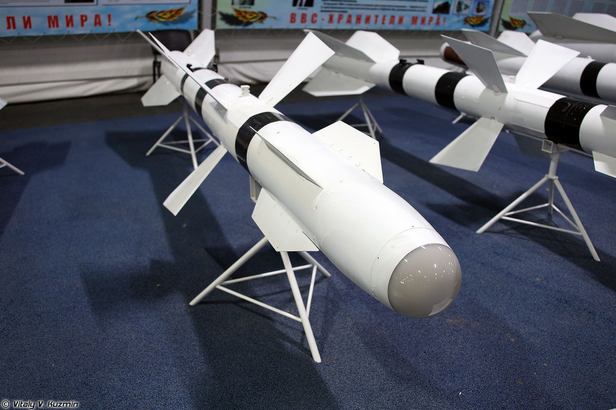 R-27 chính thức vào biên chế năm cuối thập niên 1980 đầu 1990 để trang bị cho các máy bay chiến đấu thế hệ thứ 4 mới nhất của không quân Liên Xô và cả các máy bay hiện đại của không quân Nga hiện tại như MiG-29, MiG-31, Su-27, Su-30, Su-33, Su-34, Su-35,Yak-141... cũng như phiên bản cải tiến của tiêm kích MiG-21, MiG-23 và MiG-25.