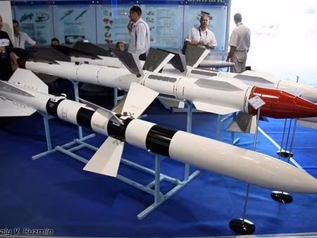 R-27 được sử dụng để công kích các mục tiêu như máy bay cánh bằng, trực thăng, tên lửa hành trình và máy bay không người lái (UAV) trong mọi điều kiện thời tiết, cả ngày lẫn đêm.