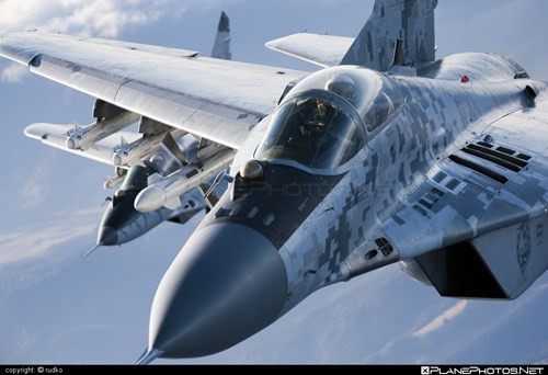 Về hệ thống dẫn đường tới mục tiêu, R-27 hoặc được dẫn bằng radar bán chủ động, hoặc bám bắt mục tiêu bằng đầu dò hồng ngoại tích hợp trong hệ thống dẫn đường của tên lửa.