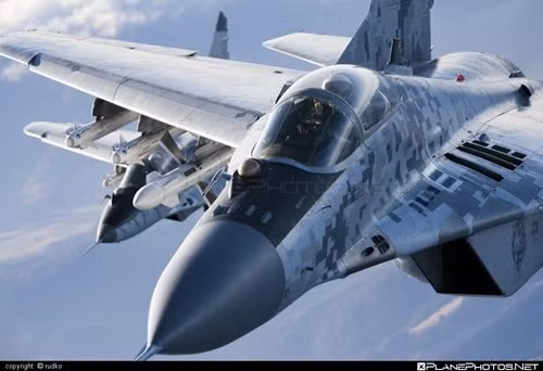 Về hệ thống dẫn đường tới mục tiêu, R-27 hoặc được dẫn bằng radar bán chủ động, hoặc bám bắt mục tiêu bằng đầu dò hồng ngoại tích hợp trong hệ thống dẫn đường của tên lửa.