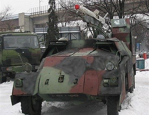 R-27RE là phiên bản tăng tầm bắn của R-27R, tên lửa dài 4,7m; sải cánh 0,8m trong khi đường kính thân là 0,23m.