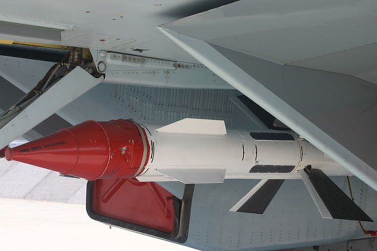 Thiết kế của R-27 về cơ bản không có gì quá khác biệt với dạng trụ tròn, thiết kế module cho phép tích hợp các hệ thống dẫn đường hay động cơ đẩy khác nhau.