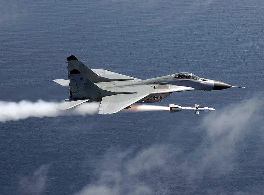 Phiên bản R-27T có sự khác biệt so với hai phiên bản trên, đó là cơ chế bắn-và-quên giúp tạo sự chủ động hơn cho tên lửa khi không phải phụ thuộc vào dữ liệu được cung cấp từ máy bay phóng, cũng như tạo điều kiện cho máy bay sau khi bắn tên lửa có thể tự do cơ động làm nhiệm vụ khác, không phải tiếp tục “dẫn đường” cho tên lửa đến mục tiêu.