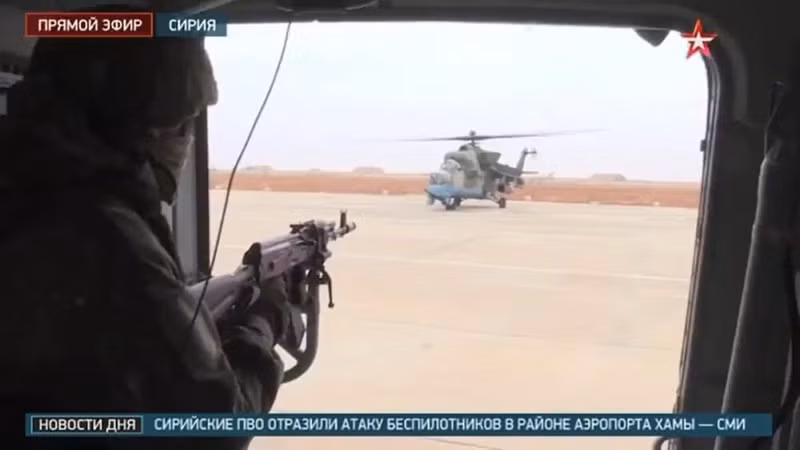 Hình ảnh binh sĩ Nga ngồi tại cửa máy bay trực thăng tuần tra chỉ với khẩu súng AK làm dấy lên những nhận định bất ngờ về trang bị của Nga.