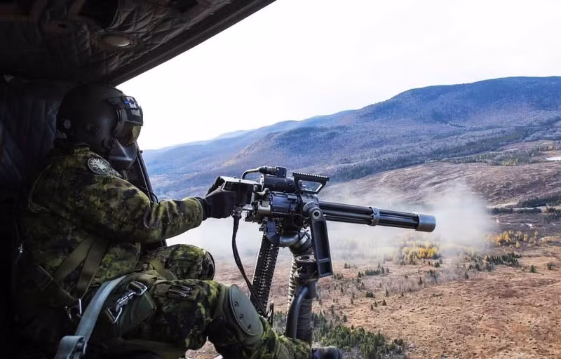 Mỹ và NATO thường trang bị súng máy hạng nặng được gắn cố định trên các trực thăng tuần tra, khi cần là có thể áp chế hỏa lực xuống mục tiêu phía dưới.