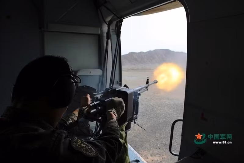 Ngay cả Trung Quốc cũng trang bị những súng máy hạng nặng được gắn vào các trụ chuyên dụng để làm nhiệm vụ tấn công mặt đất khi cần.