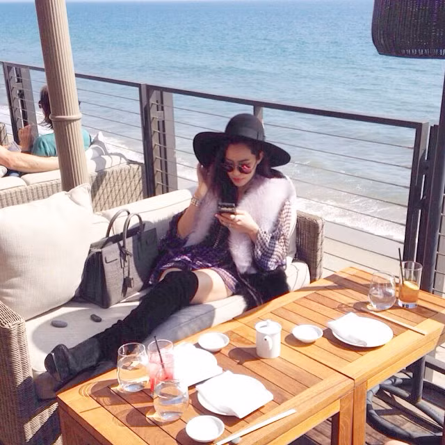 Arissa Cheo trên một chiếc du thuyền Nobu Malibu tại Nhật Bản.