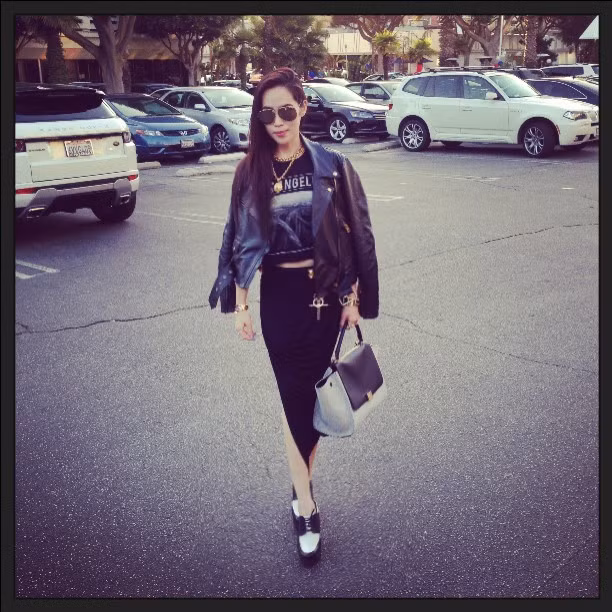 Người đẹp đại gia Singapore nổi tiếng trong giới trẻ vì gu thời trang sành điệu.