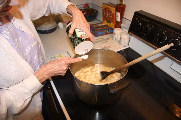 Súp thường được sử dụng như món khai vị nên mọi người có thói quen cho ít muối. Thực tế, món súp sẽ ngon hơn rất nhiều khi bạn nêm đủ gia vị.