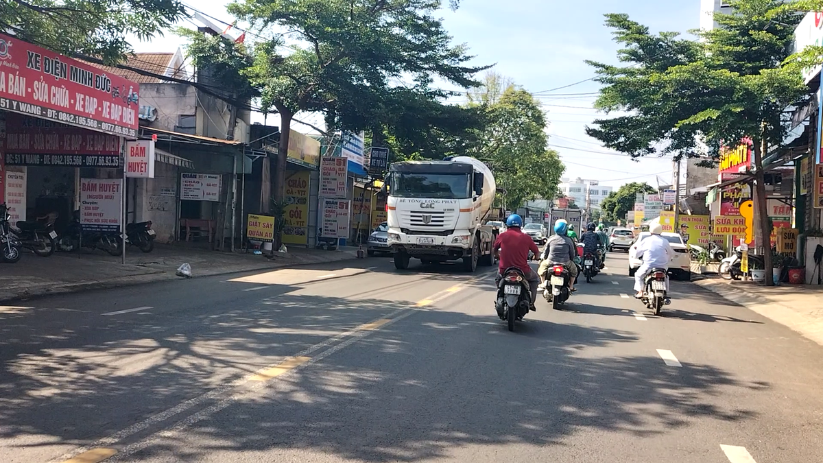 Dak Lak: Xe cho be tong Long Phat “buc tu” duong 10 tan-Hinh-6