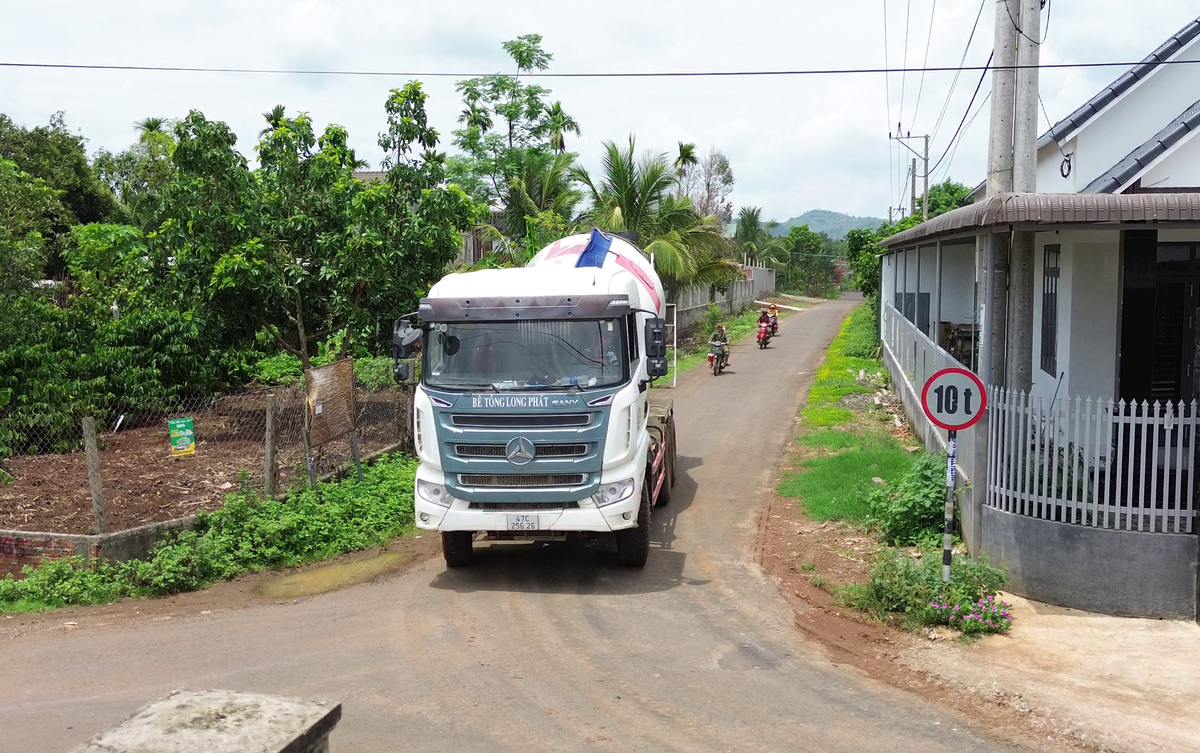 Dak Lak: Xe cho be tong Long Phat “buc tu” duong 10 tan