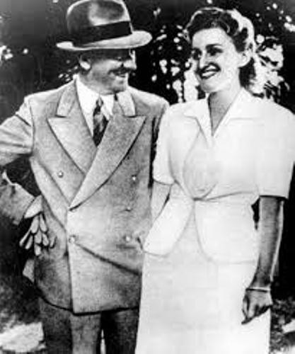 Eva Braun làm phụ tá cho một nhiếp ảnh gia thường xuyên chụp cho Hitler. Nhiều bức ảnh chụp Hitler là do Eva Braun chụp. Do đó, cô thường có cơ hội đi cùng đoàn tùy tùng của Hitler và dần dần nảy sinh tình cảm với trùm phát xít.