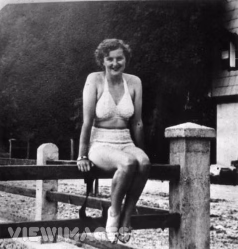 Eva Braun từng 2 lần tự tử vào các năm 1932 và 1935 để gây sự chú ý của trùm phát xít Hitler. Cô nhân tình bé nhỏ của Hitler luôn sống trong cảnh cam chịu, chờ đợi và tôn thờ trùm phát xít. Cô nhân tình này rất ít khi gặp được người tình Hitler nhưng cô vẫn cảm thấy rất hạnh phúc vì được ở bên trùm phát xít quyền lực này.