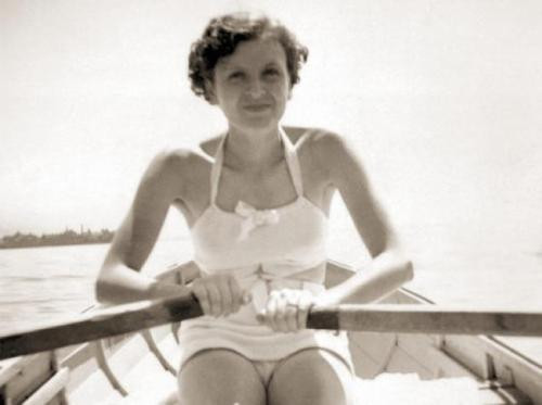 Khi trở thành tình nhân của Hitler, Eva Braun trở thành người bị giam lỏng khi không tham gia bất cứ hội hè ăn chơi nào, không bạn bè, gia đình, không tình yêu, thậm chí đến sex cũng không.