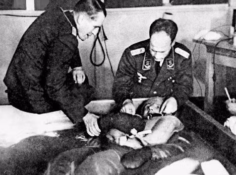 Tại trại Dachau, bác sĩ Sgmund Rascher thực hiện thí nghiệm về độ cao khi nhốt 200 tù nhân vào một buồng áp suất thấp để tái hiện áp suất của các phi công khi ở trên độ cao 20.000m. Sau đó, Rascher mổ sống não của các tù nhân để kiểm tra tác động lên thần kinh của họ. Kết quả là 80 người chết ngay lập tức và hơn 100 người còn lại bị giết chết sau đó.