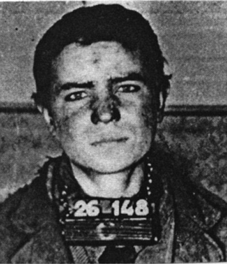 Theo một báo cáo, có tù nhân ở trại tập trung Lager Sylt bị đóng đinh lên trụ bê tông ở cổng lối trại tập trung trong tình trạng không mặc quần áo và bị giết hại trong thời tiết khắc nghiệt mùa đông. Thậm chí, những binh sĩ SS của Hitler còn dội những xô nước lạnh lên tù nhân đó suốt cả đêm cho đến khi nạn nhân tử vong. Trong ảnh là Anton Yezhel - tù nhân lao động khổ sai ở trại tử thần này. Sự sống chết của tù nhân Yezhel không được xác minh sau khi nơi đây được giải phóng.