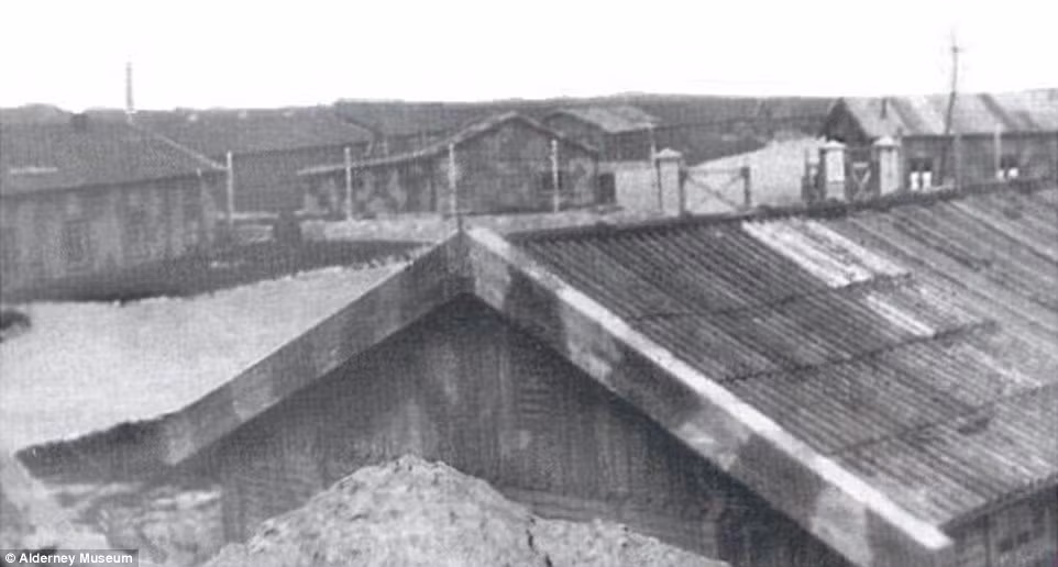 Trong thời gian chiếm đóng quần đảo Eo Biển, quân đội của Hitler cũng đưa những lao động nô lệ chủ yếu được chuyển từ những khu vực mà phát xít Đức chiếm đóng chủ yếu là châu Âu đến trại tập trung ở trên lãnh thổ Anh. Trong ảnh là một trong những bức ảnh hiếm hoi chụp trại Lager Sylt giai đoạn 1943 - 1944.