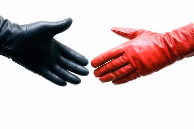 Bắt tay khi đeo găng tay ở Nga được cho là điềm gở dẫn đến cãi vã. Do đó, người dân Nga kiêng kỵ bắt tay khi đeo găng tay.