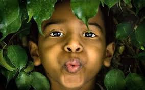 Một điều mê tín ở Nga tiếp theo đó là huýt sáo trong nhà sẽ đem đến điềm xấu. Điều đó có nghĩa tiền bạc sẽ bị mất mát, hao hụt.