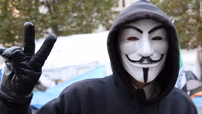 Ả Rập Saudi cấm toàn bộ các loại mặt nạ hóa trang. Theo đó, từ năm 2013, chính quyền Ả Rập Saudi đã cấm việc nhập khẩu và buôn bán mặt nạ Guy Fawkes xuất hiện trong bộ phim “V for Vendetta”. Đây là một trong nhiều luật cấm kỳ lạ mà không phải du khách nào cũng biết.