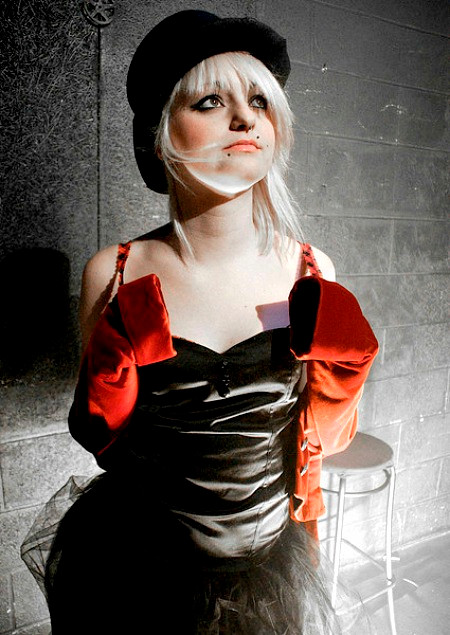 Nga cấm người dân mặc trang phục theo phong cách thời trang Emo. Theo chính phủ Nga, thời trang Emo đi kèm văn hóa Emo sẽ dễ khiến các bạn trẻ bị kích động và dẫn đến những hành vi không làm chủ được bản thân.