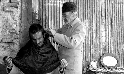 Chính phủ Iran ra lệnh cấm cắt tóc theo văn hóa phương Tây. Trong đó, những kiểu tóc bị cấm tại quốc gia này như tóc đuôi ngựa, tóc dựng ngược… Các tiệm cắt tóc nam vi phạm luật cấm này có thể bị lãnh án phạt đóng cửa trong nhiều năm.