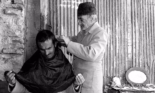 Chính phủ Iran ra lệnh cấm cắt tóc theo văn hóa phương Tây. Trong đó, những kiểu tóc bị cấm tại quốc gia này như tóc đuôi ngựa, tóc dựng ngược… Các tiệm cắt tóc nam vi phạm luật cấm này có thể bị lãnh án phạt đóng cửa trong nhiều năm.