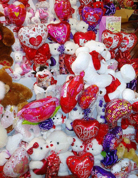 Ả-rập Saudi tin rằng ngày lễ Valentine sẽ ảnh hưởng tới niềm tin tôn giáo đạo Hồi của người dân nên đã ban hành lệnh cấm ngày Lễ Tình nhân. Do đó, để đảm bảo chắc chắn người dân không bí mật gửi quà Valentine cho nhau, chính phủ yêu cầu mọi cửa hàng hoa và quà lưu niệm gỡ bỏ toàn bộ đồ có màu đỏ hoặc liên quan tới biểu tượng tình yêu trong ngày 14/2 hàng năm.