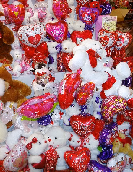 Ả-rập Saudi tin rằng ngày lễ Valentine sẽ ảnh hưởng tới niềm tin tôn giáo đạo Hồi của người dân nên đã ban hành lệnh cấm ngày Lễ Tình nhân. Do đó, để đảm bảo chắc chắn người dân không bí mật gửi quà Valentine cho nhau, chính phủ yêu cầu mọi cửa hàng hoa và quà lưu niệm gỡ bỏ toàn bộ đồ có màu đỏ hoặc liên quan tới biểu tượng tình yêu trong ngày 14/2 hàng năm.