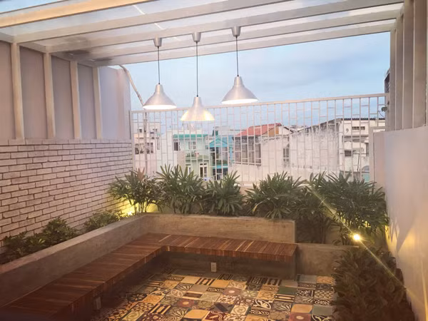 Sân thượng với nhiều cây xanh.