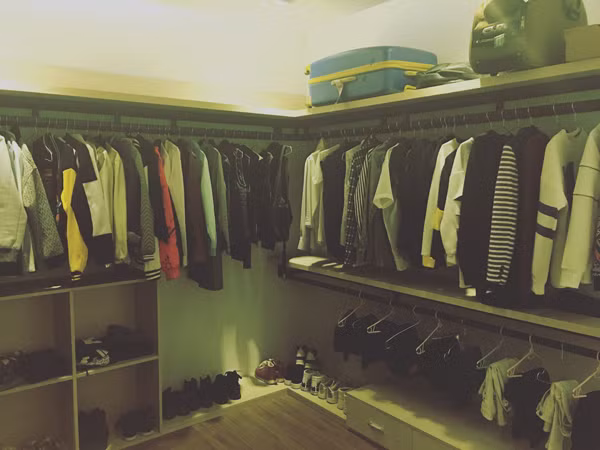 Phòng để đồ được xếp gọn gàng, ngăn nắp.